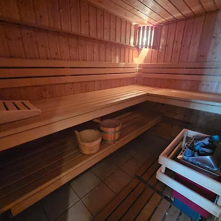 Les Huit Joyeux Randonneurs Au Sauna *