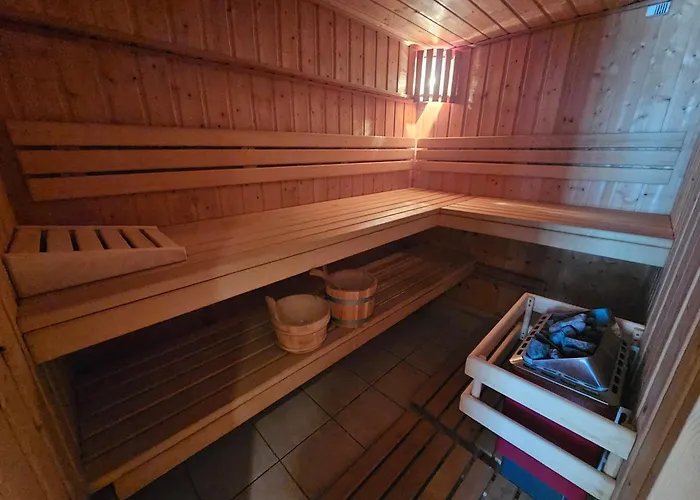 Les Huit Joyeux Randonneurs Au Sauna *